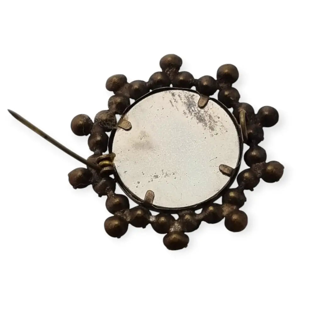 Broche guardapelo victoriano redondo vintage con pedrería blanca 1910.