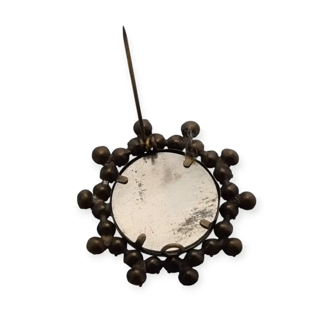 Broche guardapelo victoriano redondo vintage con pedrería blanca 1910.