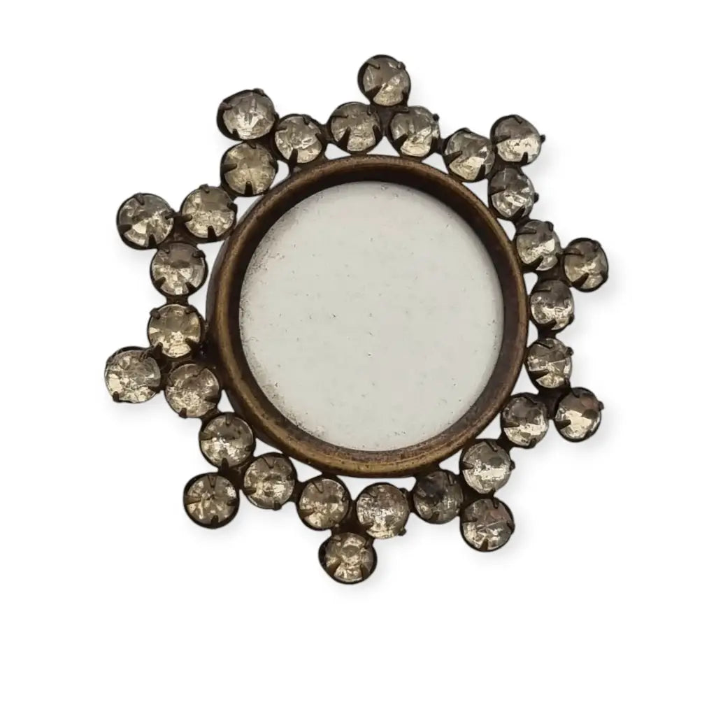 Broche guardapelo victoriano redondo vintage con pedrería blanca 1910.