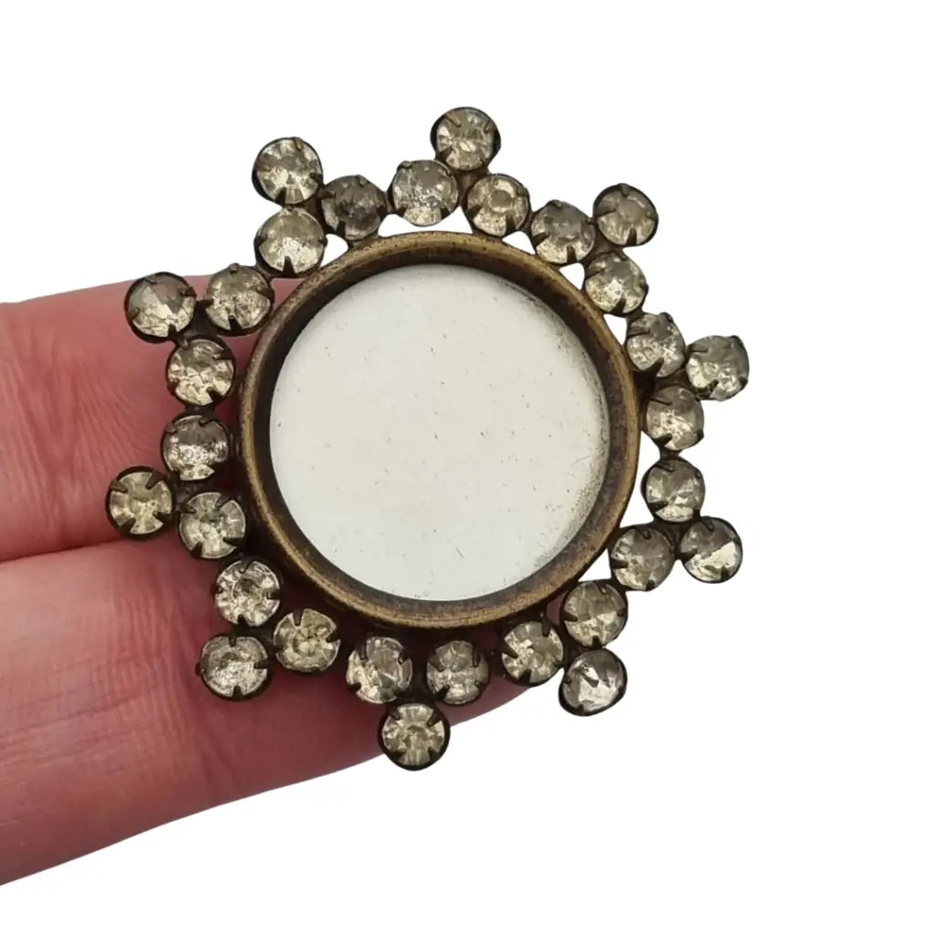 Broche guardapelo victoriano redondo vintage con pedrería blanca 1910.