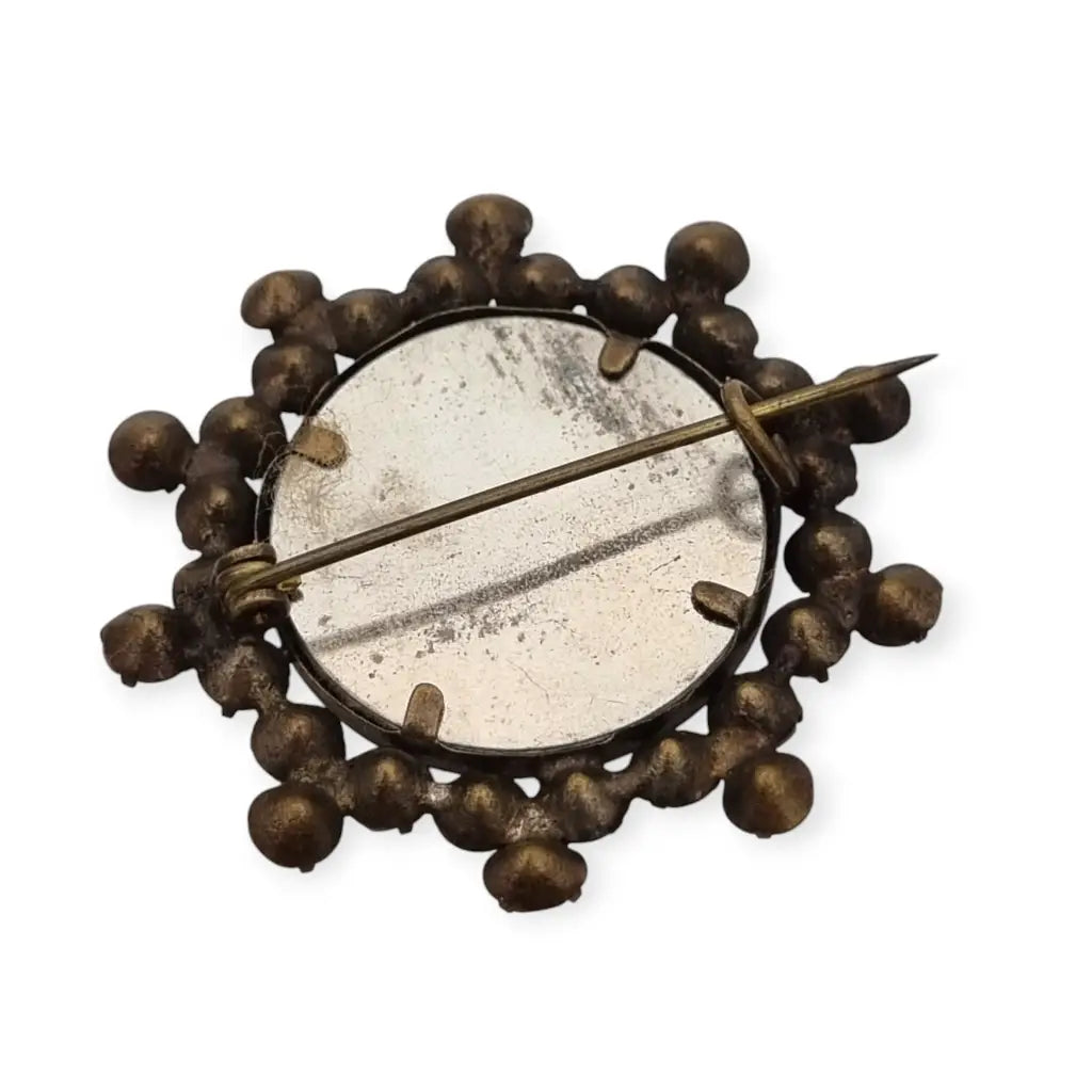 Broche guardapelo victoriano redondo vintage con pedrería blanca 1910.