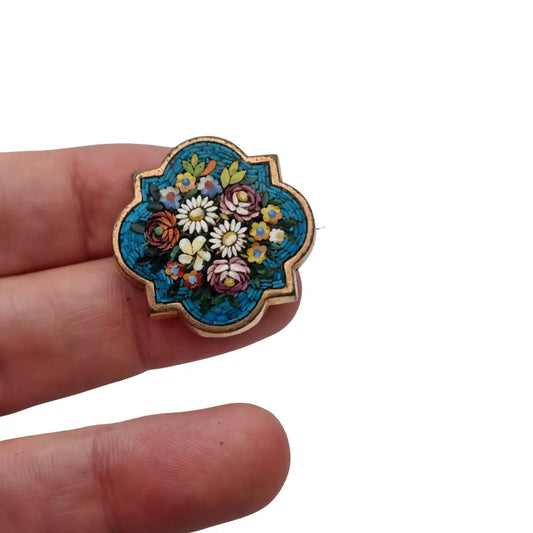 Broche italiano antiguo en micromosaico floral tonos azules circa 1930.