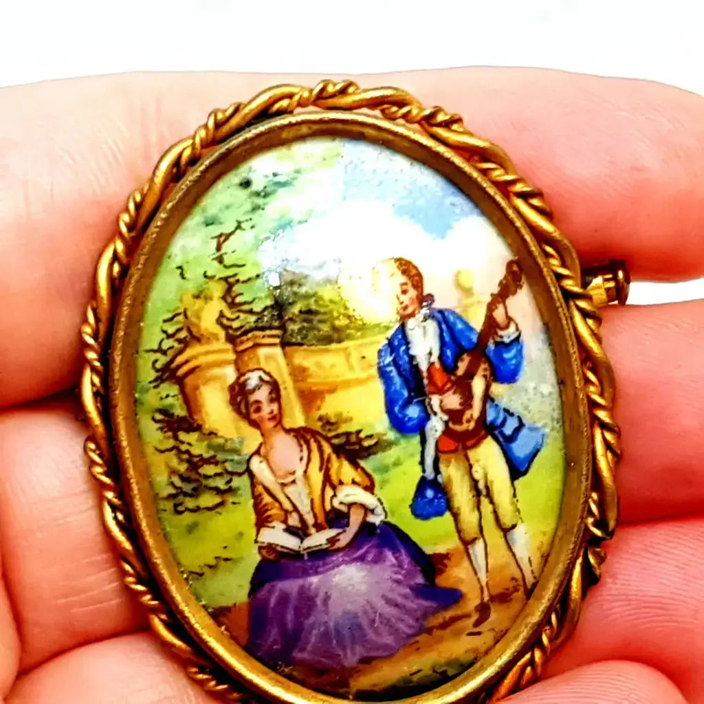 Broche de limoges vintage francés porcelana y escena romántica años 40.