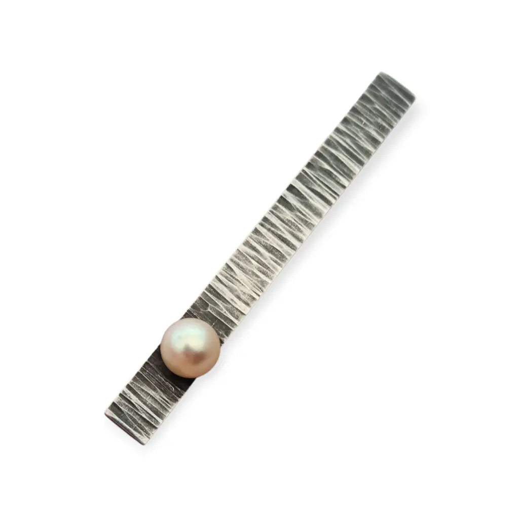 Broche moderno en plata martillada con perla cultivada diseño minimalista