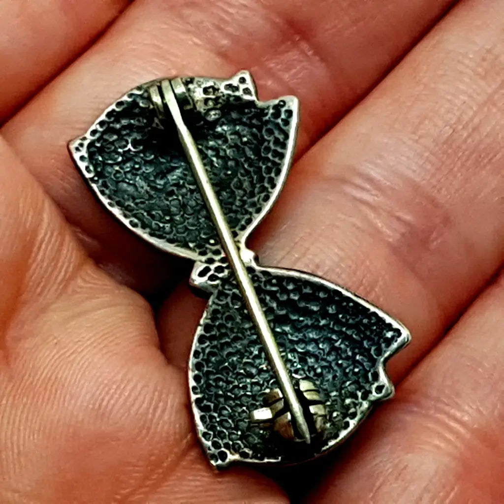 Broche de plata vintage con forma lazo en grabada. Circa 1960. Joyería