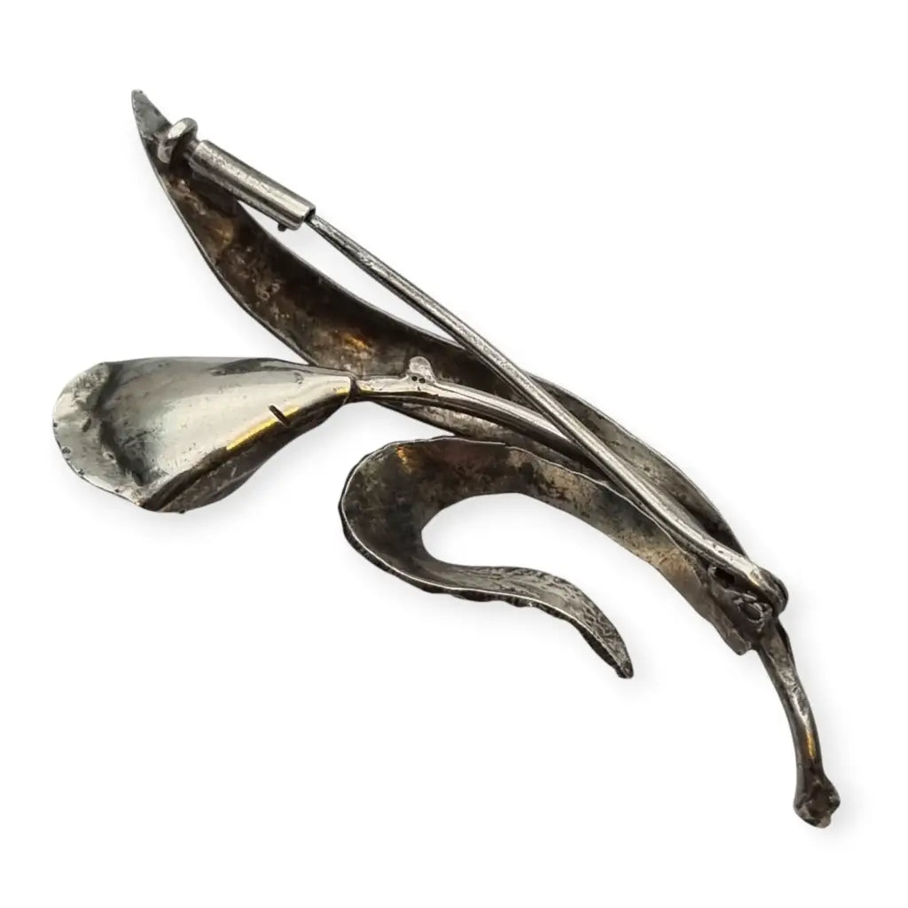 Broche de solapa flor plata para mujer años 50 con detalles dorados.