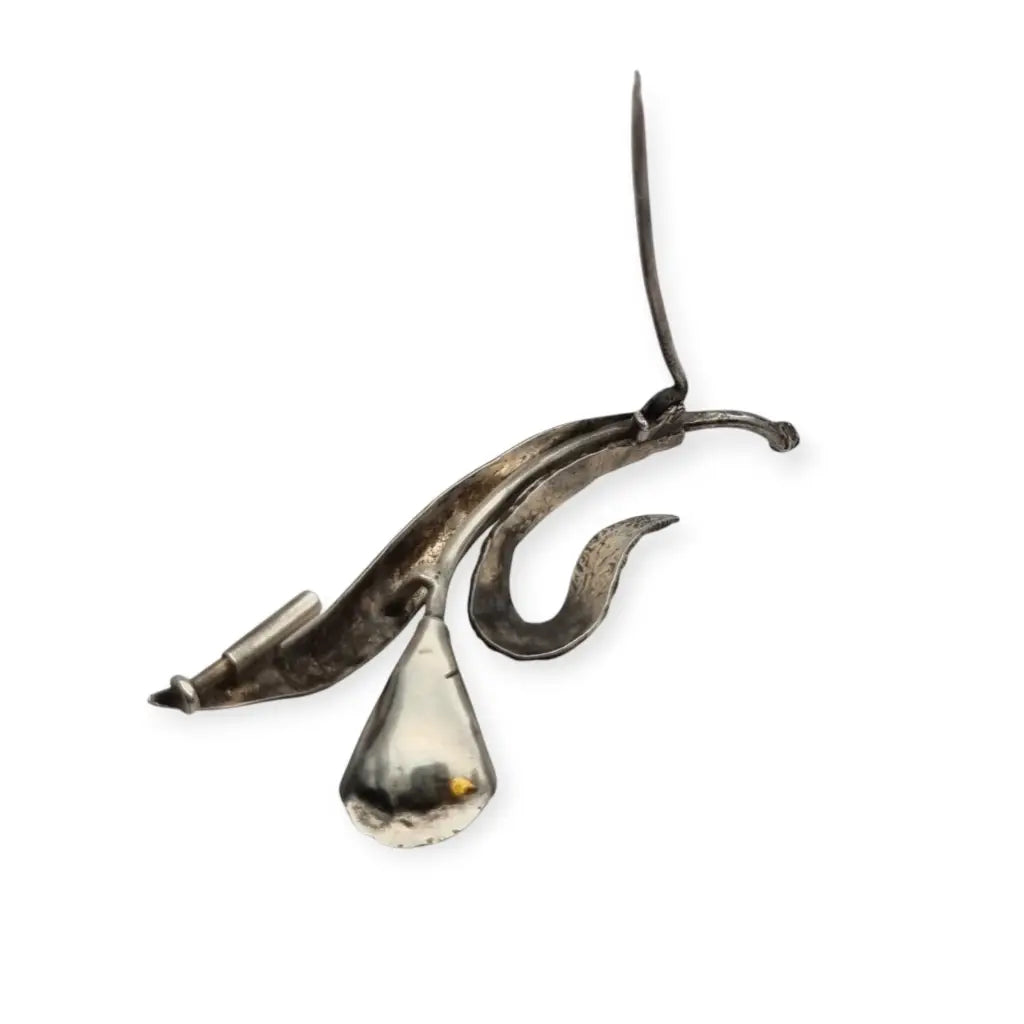 Broche de solapa flor plata para mujer años 50 con detalles dorados.