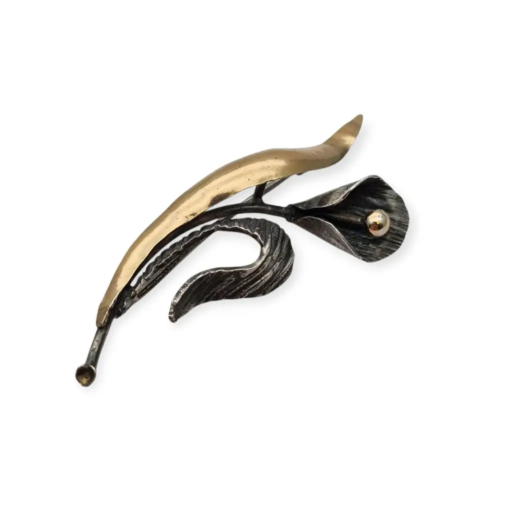 Broche de solapa flor plata para mujer años 50 con detalles dorados.