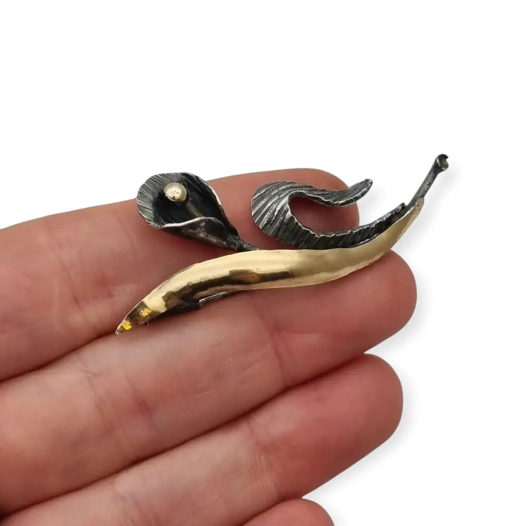 Broche de solapa flor plata para mujer años 50 con detalles dorados.