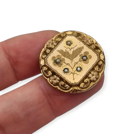 Broche victoriano antiguo doradocon grabado floral y perlas de semilla circa