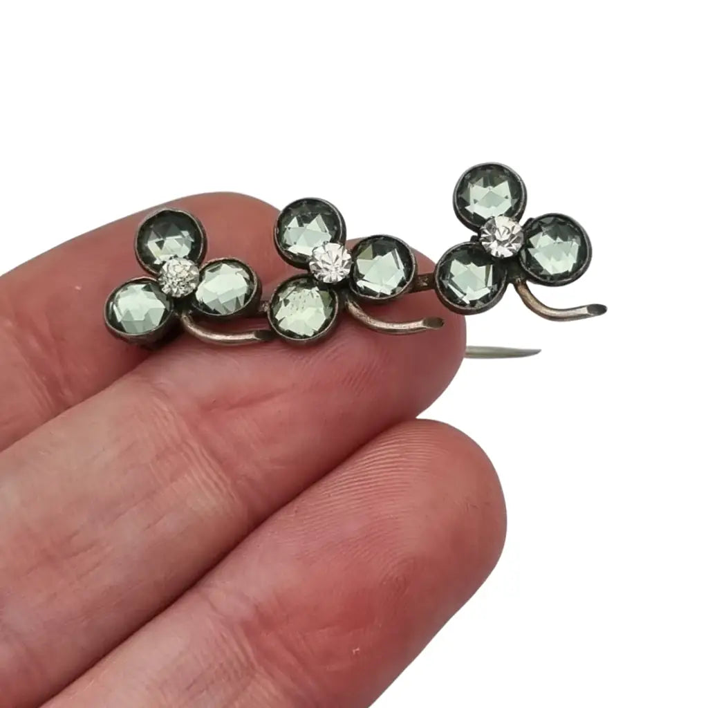 Broche Victoriano antiguo de trébol en plata símbolo buena suerte 1900.