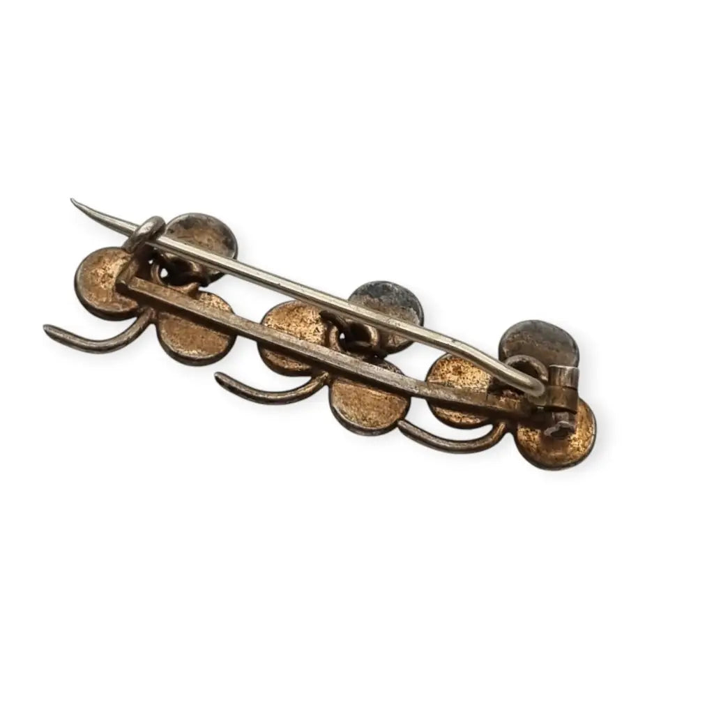 Broche Victoriano antiguo de trébol en plata símbolo buena suerte 1900.