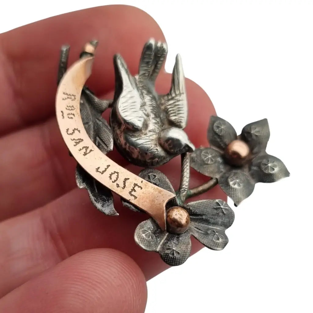 Broche Victoriano de Golondrina y Flores en Plata Oro ’Recuerdo San José’.