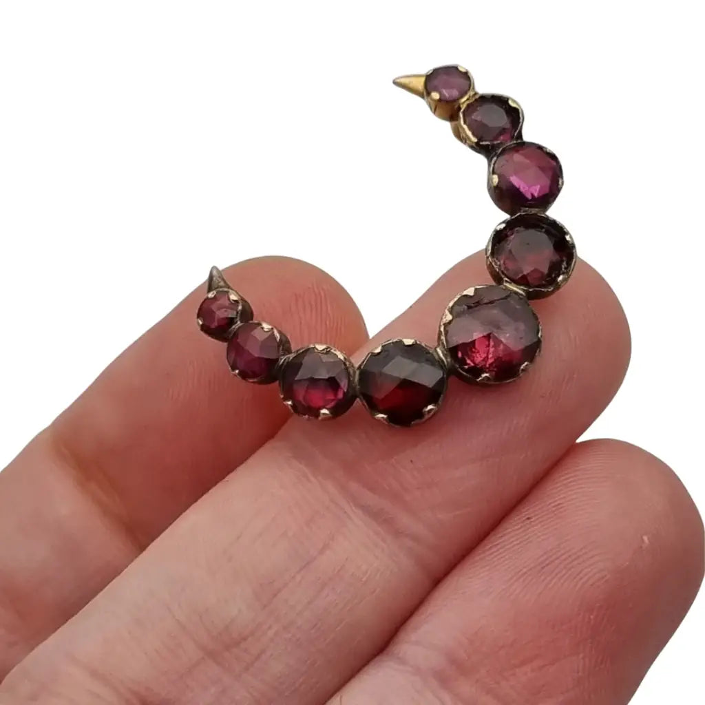 Broche victoriano de luna con granates y oro 14 quilates circa 1880.
