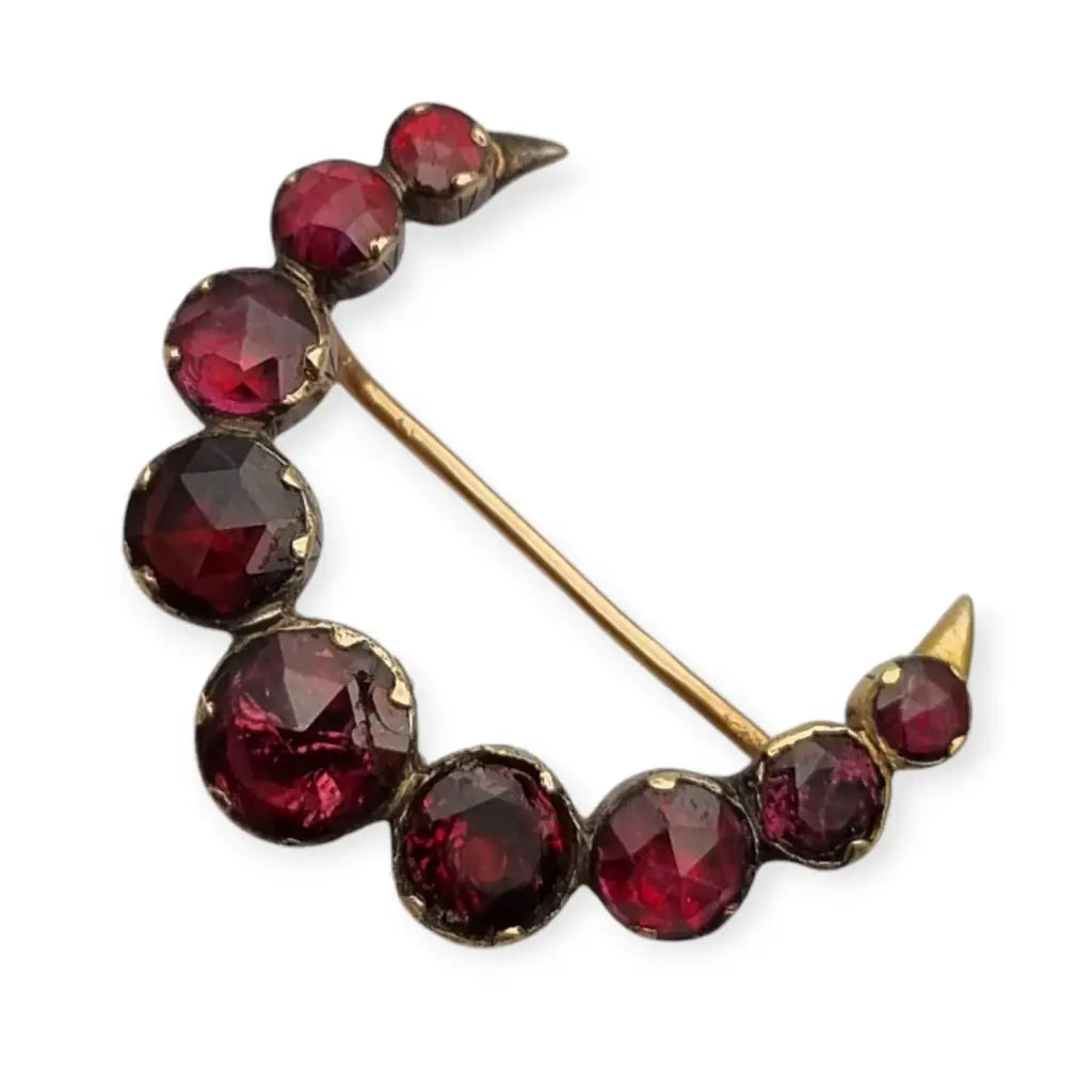 Broche victoriano de luna con granates y oro 14 quilates circa 1880.