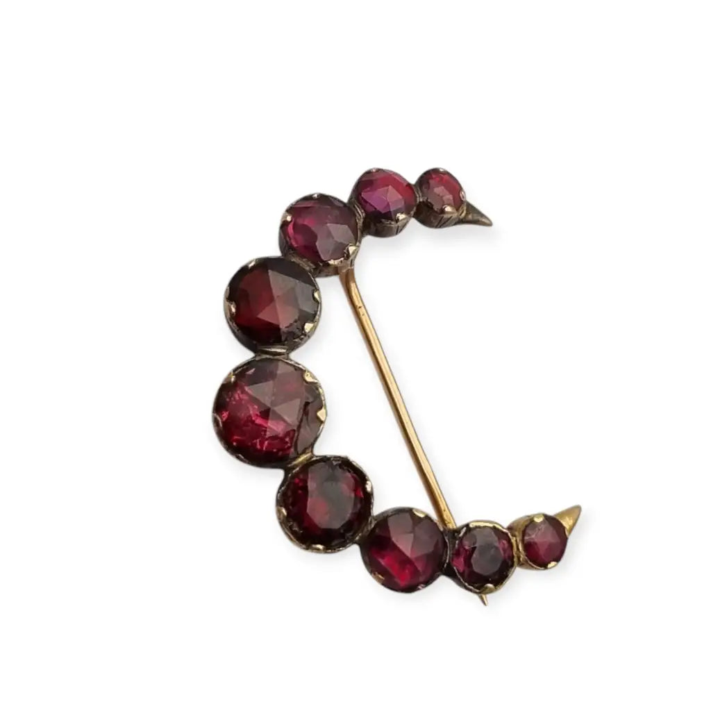 Broche victoriano de luna con granates y oro 14 quilates circa 1880.