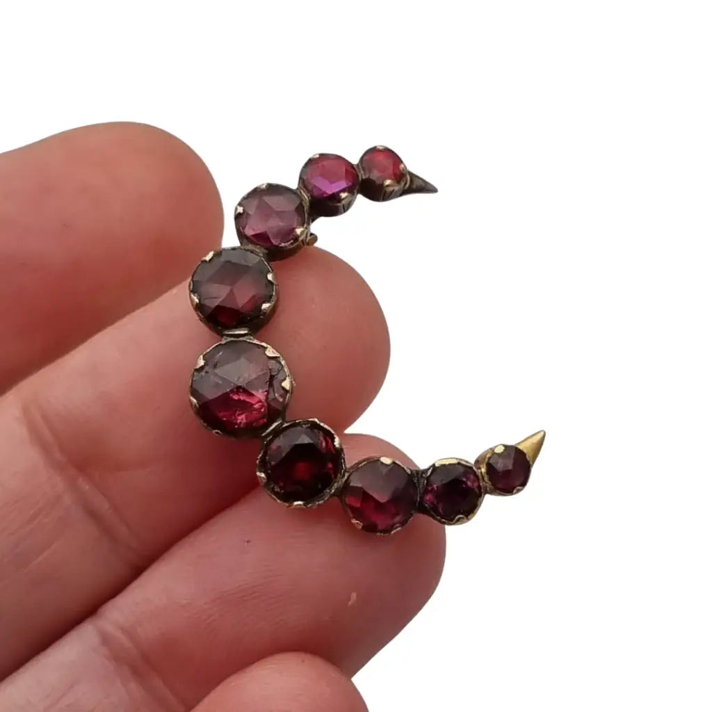Broche victoriano de luna con granates y oro 14 quilates circa 1880.