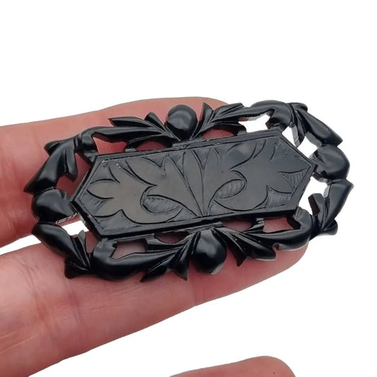 Broche vintage de baquelita negra tallas geométricas para la solapa