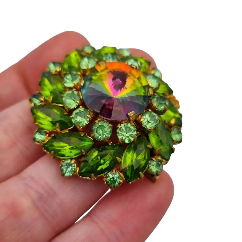 Broche vintage con pedrería verde destellos arcoíris bisutería vintage.