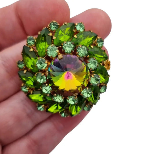 Broche vintage con pedrería verde destellos arcoíris original de los años
