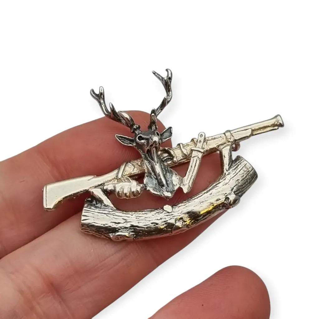 Broche vintage de plata ciervo cazador rifle y tronco estilo figurativo