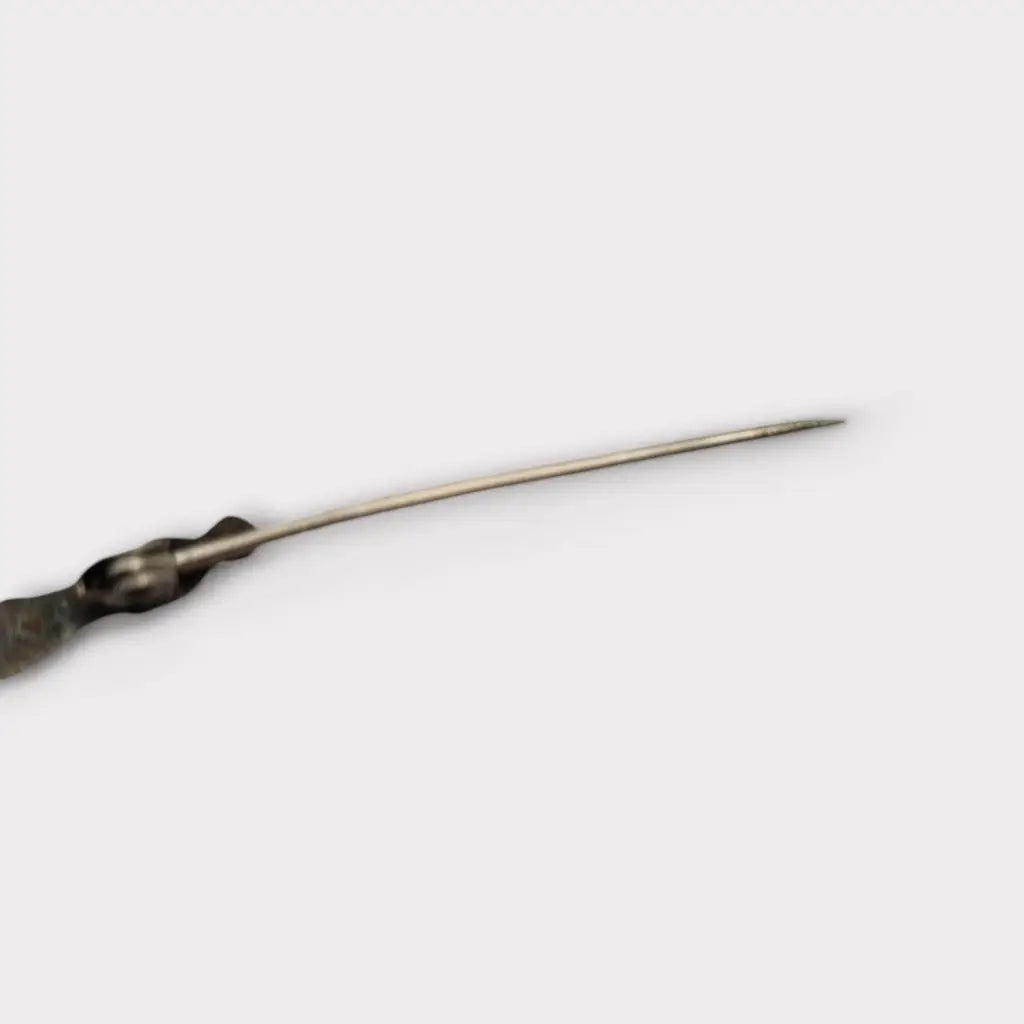 Broche vintage de plata con piedra rosa iridiscente forma alargada los años