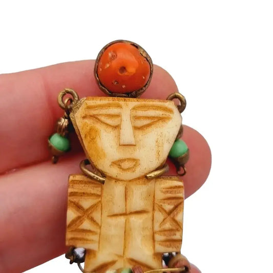 Broche tribal de hueso tallado con coral joya figurativa azteca vintage.