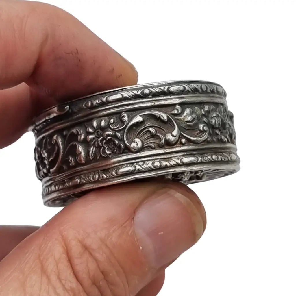 Caja ovalada antigua repujada en plata 800 Alemania estilo rococó.