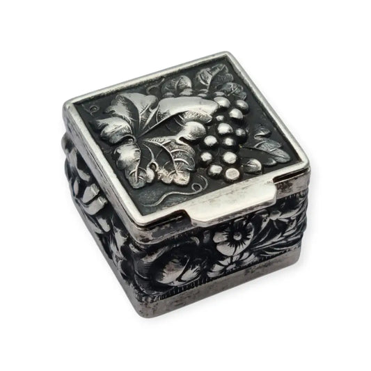 Caja antigua de plata 925 repujada interior dorado flores y un racimo uvas