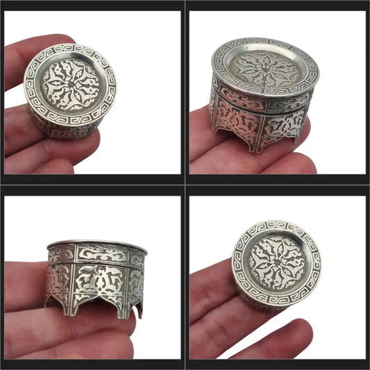 Caja antigua de plata oriental con patas decorada grabados florales