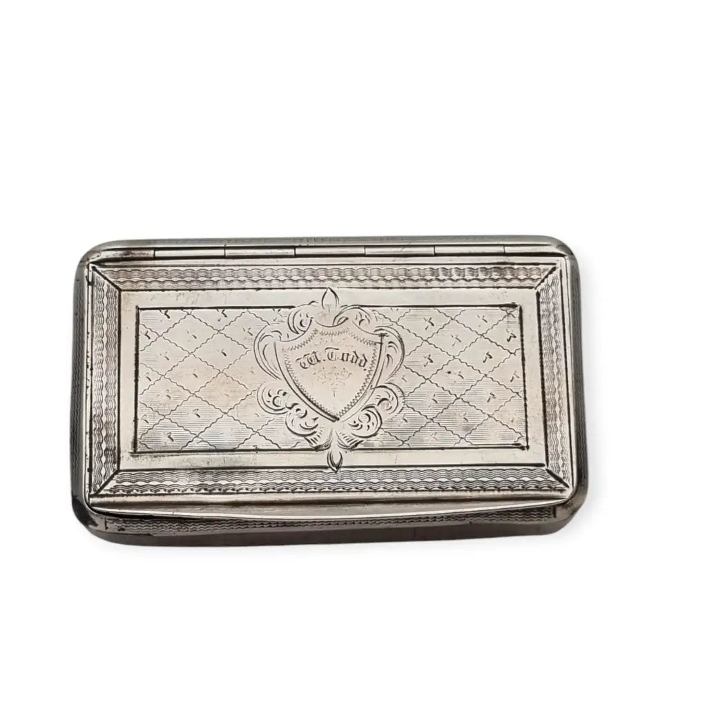 Caja antigua Victoriana de rapé grabada en plata con escudo central siglo XIX.