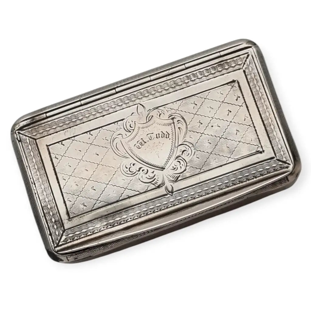 Caja antigua Victoriana de rapé grabada en plata con escudo central siglo XIX.