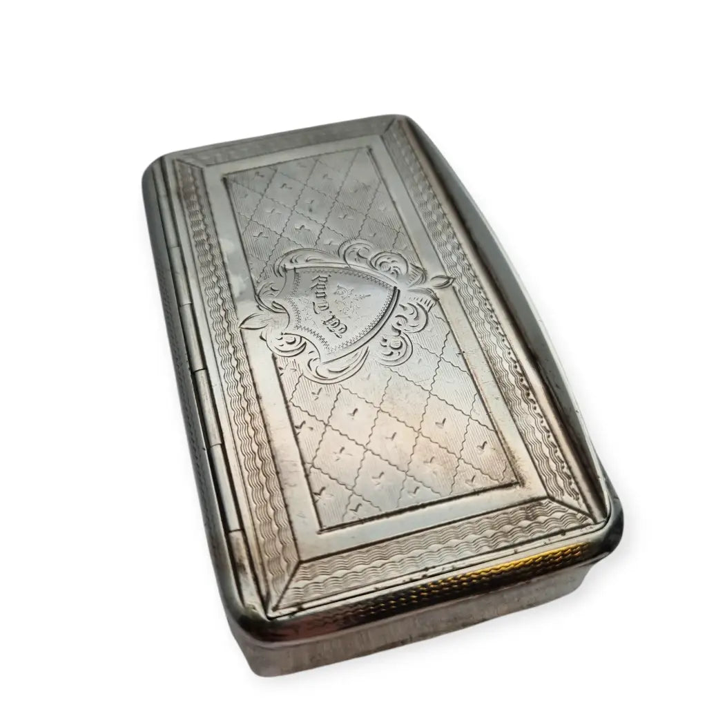 Caja antigua Victoriana de rapé grabada en plata con escudo central siglo XIX.