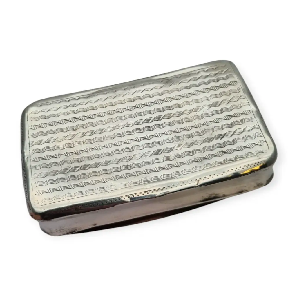 Caja antigua Victoriana de rapé grabada en plata con escudo central siglo XIX.