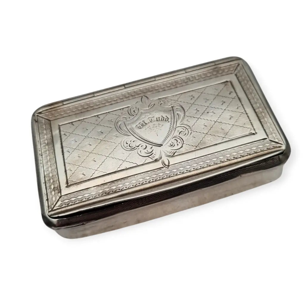 Caja antigua Victoriana de rapé grabada en plata con escudo central siglo XIX.