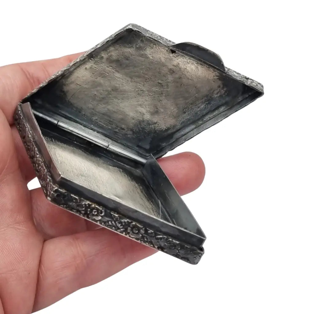 Caja antiguo oriental en plata repujada con caligrafía y flores grabadas siglo