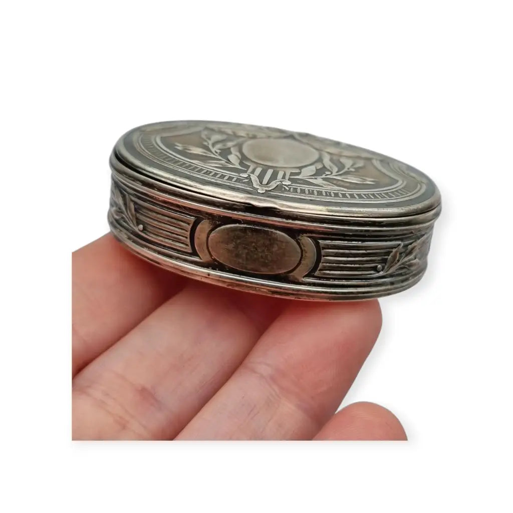 Caja Art Nouveau inglesa de plata ley importada ovalada y grabada Londres
