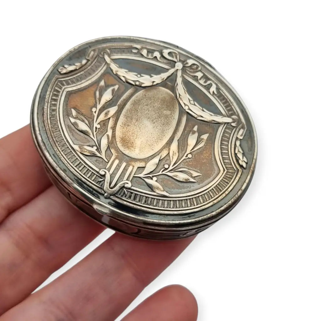 Caja Art Nouveau inglesa de plata ley importada ovalada y grabada Londres