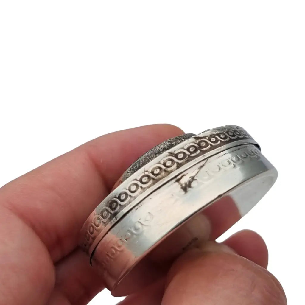 Caja étnica de plata 800 con calcedonia verde grabada árabe exquisito trabajo.