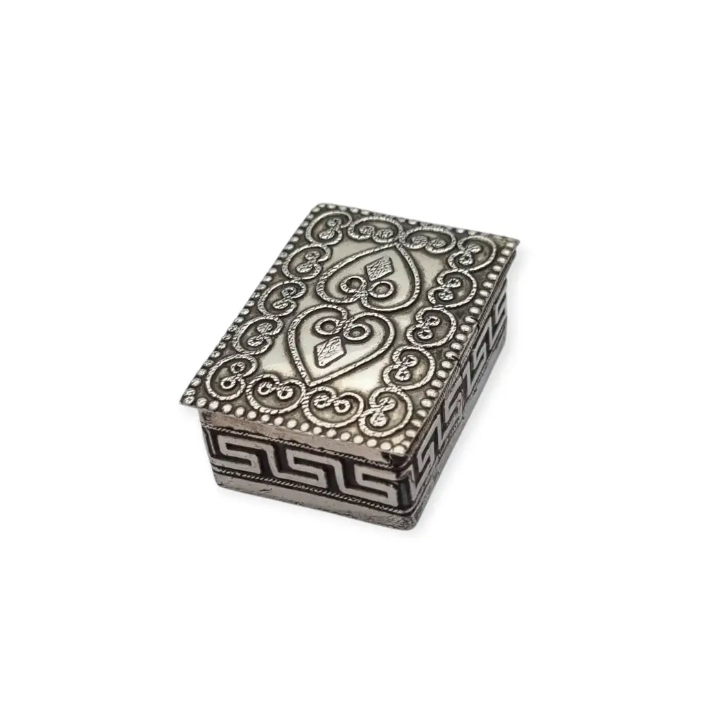 Caja rectangular antigua de plata 935 con corazones repujados y greca griega.