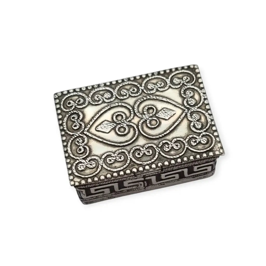 Caja rectangular antigua de plata 935 con corazones repujados y greca griega.