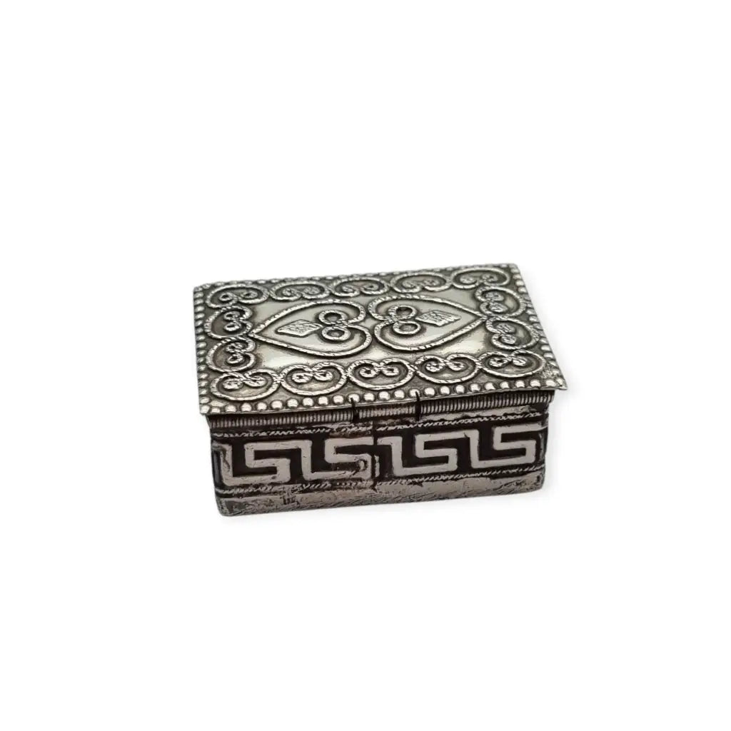 Caja rectangular antigua de plata 935 con corazones repujados y greca griega.