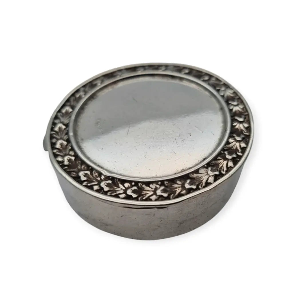 Caja Redonda Antigua de Plata 925 con Decoración Floral. - LaBizarreSusu