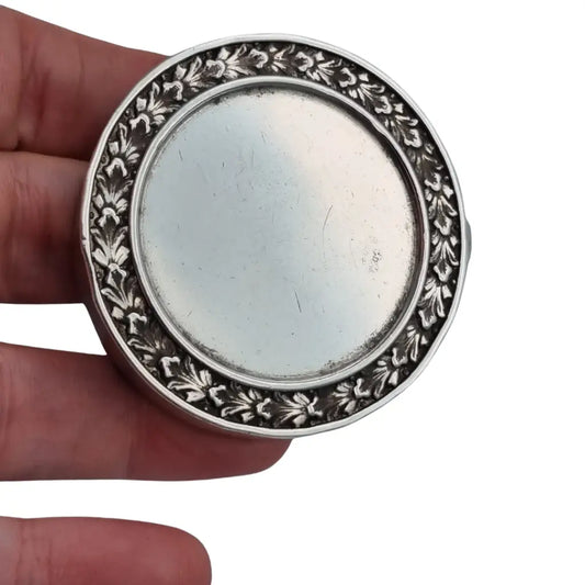 Caja Redonda Antigua de Plata 925 con Decoración Floral. - LaBizarreSusu