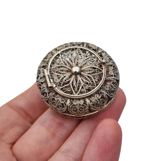Caja redonda de filigrana plata con diseño floral calado sello