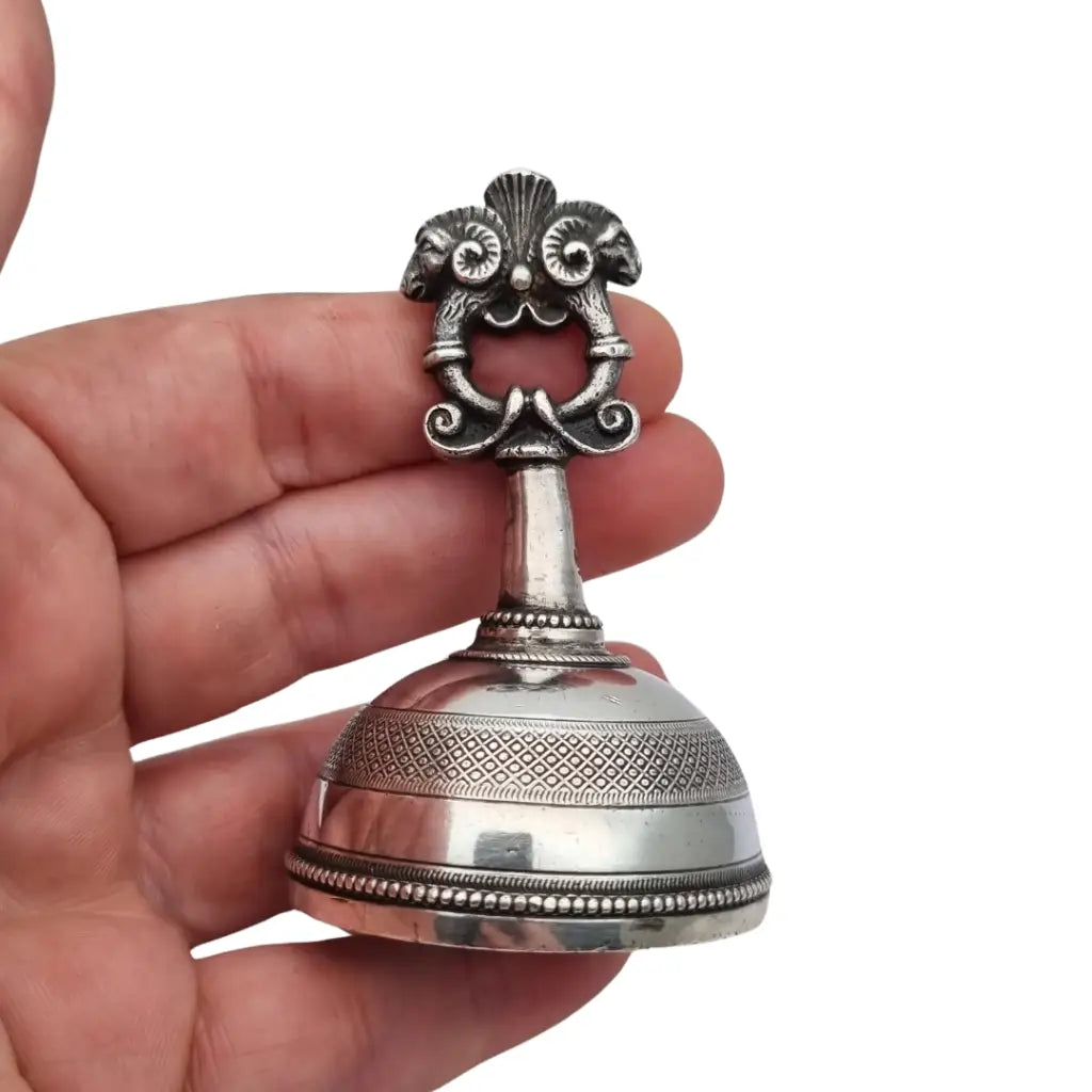 Campanilla de plata maciza con cabezas carnero circa 1950-60 diseño