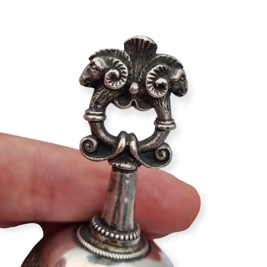 Campanilla de plata maciza con cabezas carnero circa 1950-60 diseño