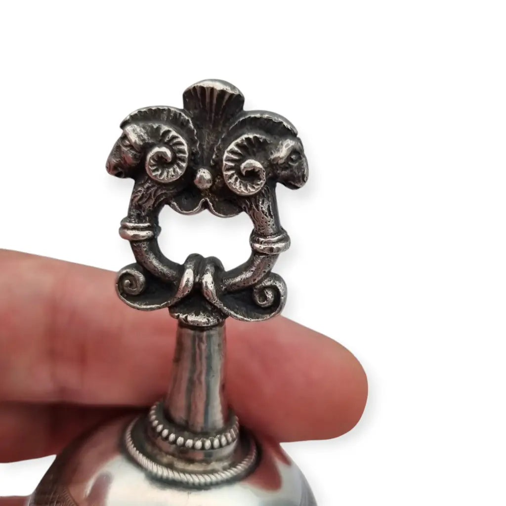 Campanilla de plata maciza con cabezas carnero circa 1950-60 diseño