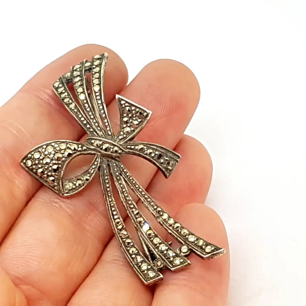 Lazo de plata Broche con marquesitas. Estilo modernista. SXX. Joyería