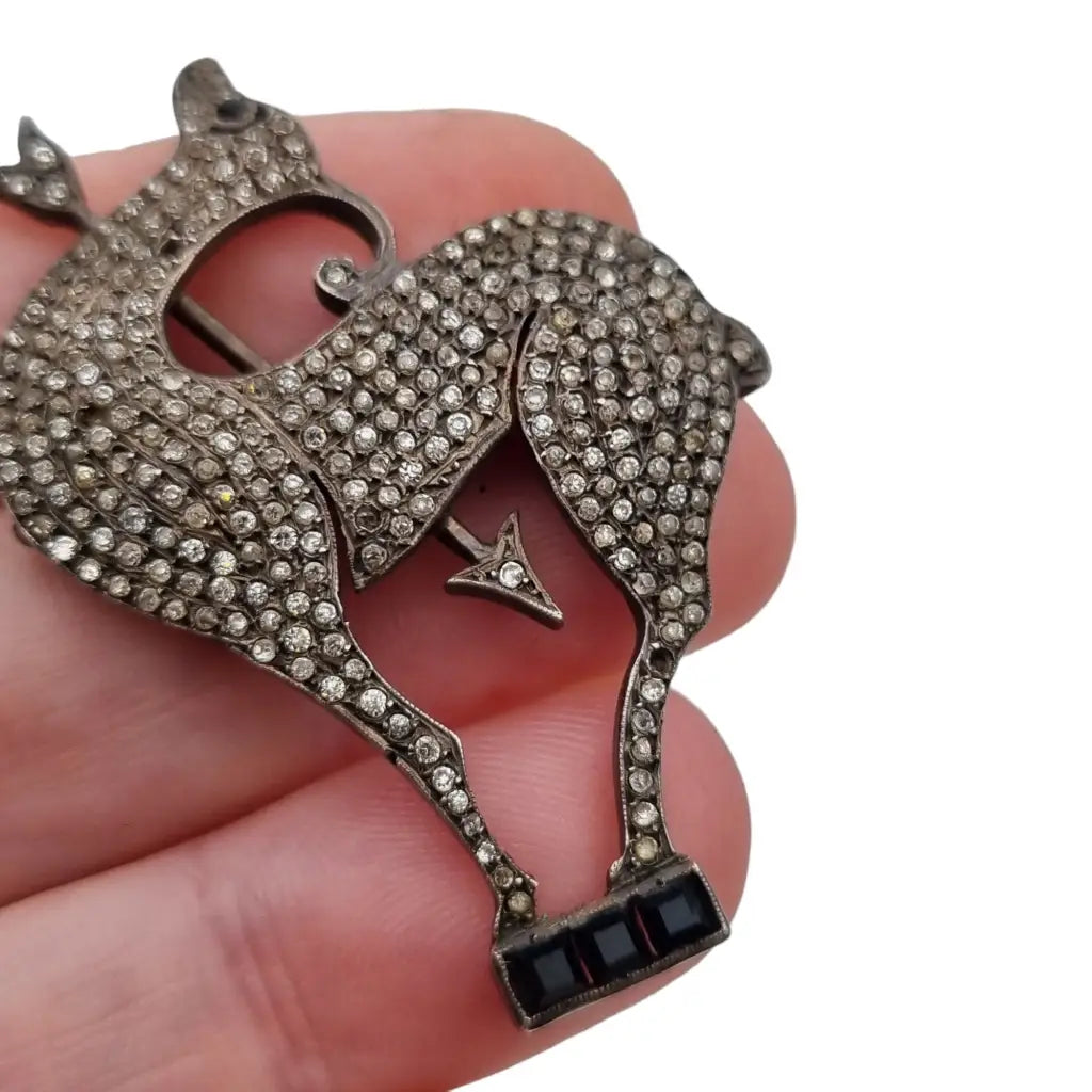 Broche de ciervo con flecha art déco pedrería blanca y negra. Circa 1920.